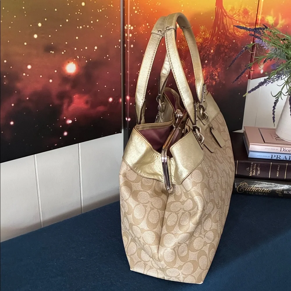 Large Coach Signature Tote w/Kisslock - Picture 3 of 12